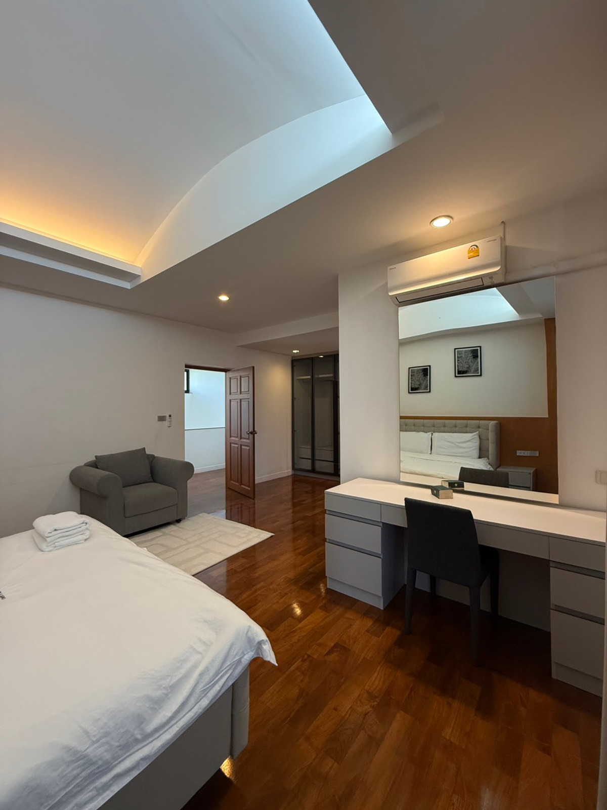 For RentHouseSukhumvit, Asoke, Thonglor : House for rent, House Pridi Phanomyong, 5 bedrooms, parking for up to 4-6 cars, near BTS Ekkamai-Thonglor.