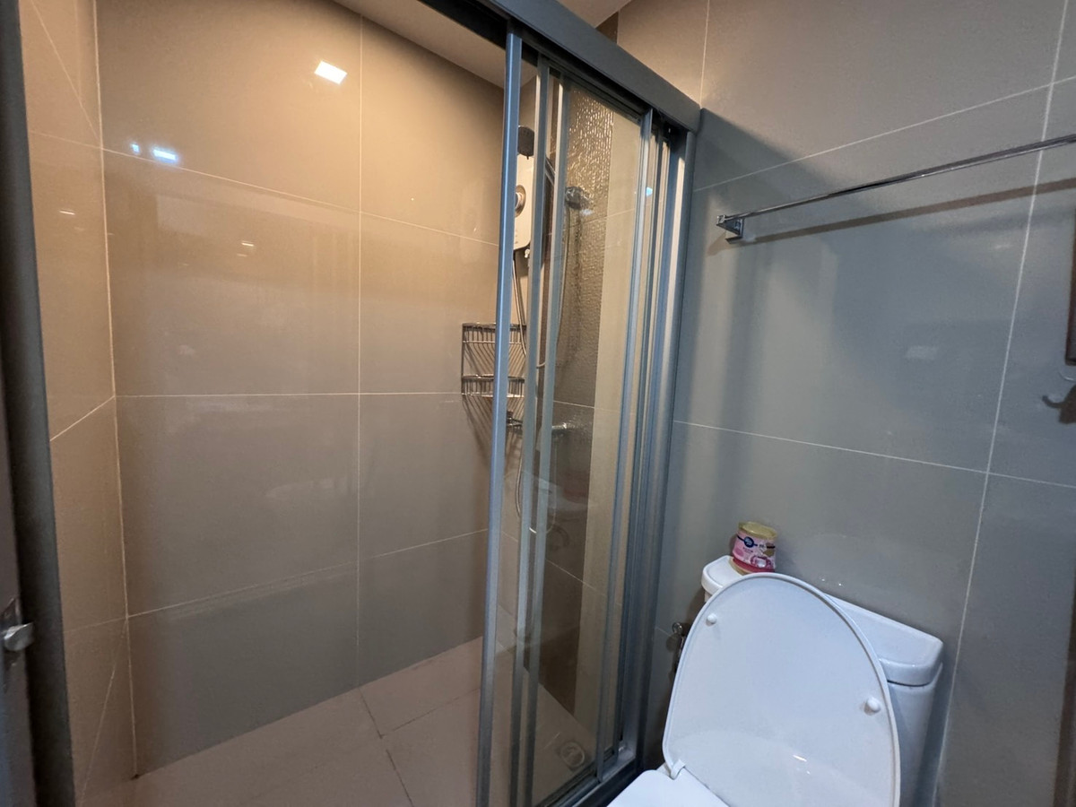 For RentCondoWongwianyai, Charoennakor : Ideo Sathorn, next to BTS Wongwian Yai, beautiful new room, open view, available and ready for rent. You can inquire.