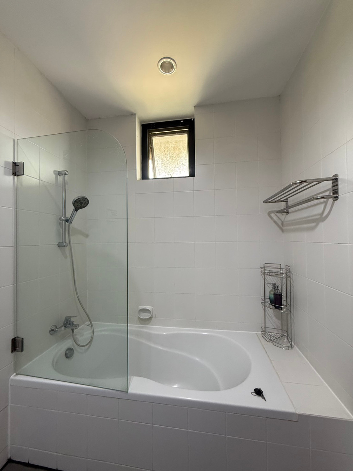 For RentHouseSukhumvit, Asoke, Thonglor : House for rent, House Pridi Phanomyong, 5 bedrooms, parking for up to 4-6 cars, near BTS Ekkamai-Thonglor.