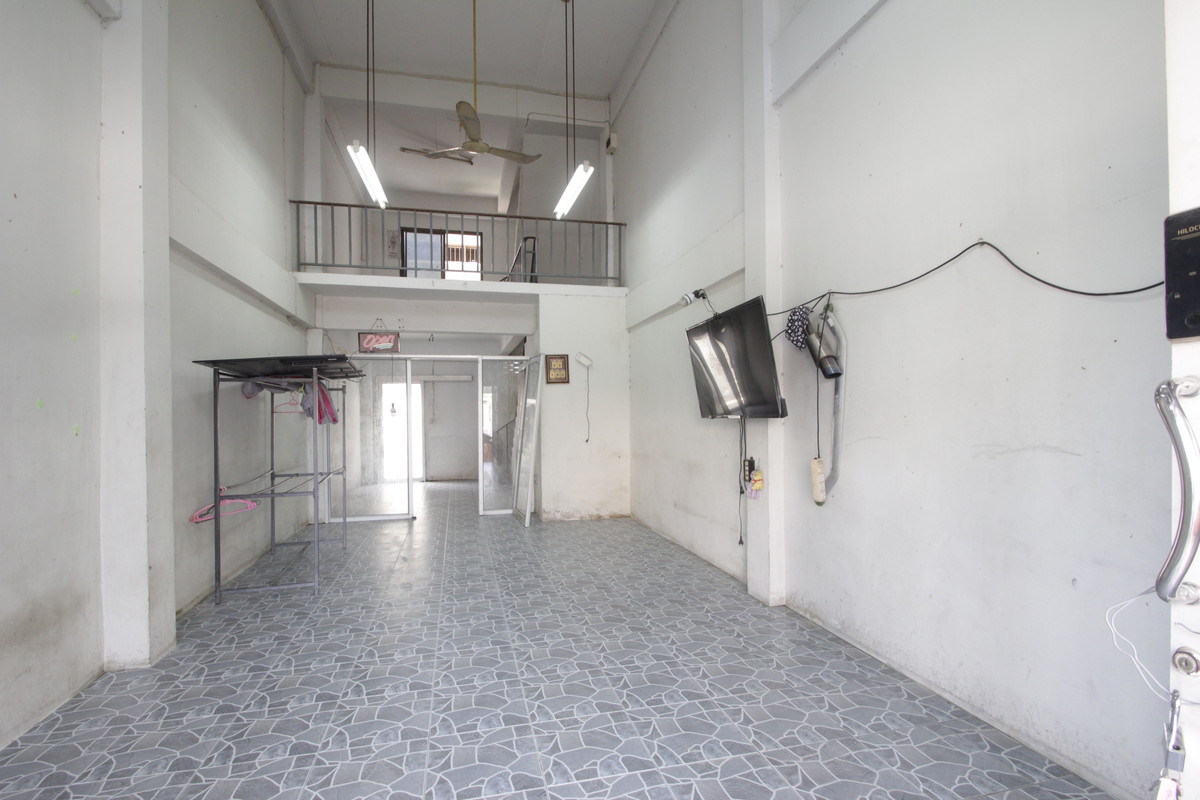 For SaleShop HouseRathburana, Suksawat : Suksawat shophouse, Pracha Uthit, Suksawat 2, Suksawat 64, Pracha Uthit 33, corner room, along the main road in front of the project. Suitable for living, trading, making an office, 3 floors, has a mezzanine, rooftop, near Bhumibol Bridge, price negotiabl