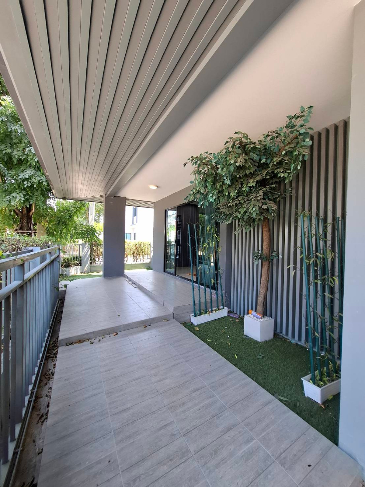 ขายบ้านปทุมธานี รังสิต ธรรมศาสตร์ : บ้านเดี่ยวคุ้มค่าเกินราคา หลังมุม ตกแต่งพร้อมอยู่  ติดถนนเลียบมอเตอร์เวย์ และ BTS ลำลูกกา(ในอนาคต) เดินทางง่ายสะดวกในทุกๆ วัน ที่ อีโค เฮ้าส์ วงแหวน-ลำลูกกา