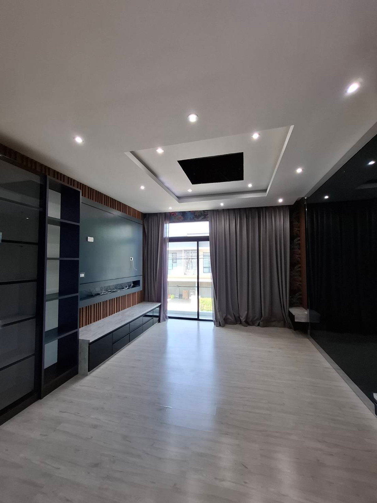 ขายบ้านปทุมธานี รังสิต ธรรมศาสตร์ : บ้านเดี่ยวคุ้มค่าเกินราคา หลังมุม ตกแต่งพร้อมอยู่  ติดถนนเลียบมอเตอร์เวย์ และ BTS ลำลูกกา(ในอนาคต) เดินทางง่ายสะดวกในทุกๆ วัน ที่ อีโค เฮ้าส์ วงแหวน-ลำลูกกา