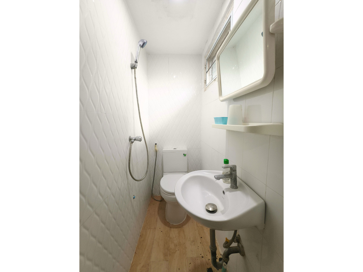 For SaleTownhomeRatchadapisek, Huaikwang, Suttisan : Twin house for sale, Supalai Ville Ratchada 32, width 10 meters, with bedroom on the ground floor. There is a maids room, parking for 4 cars, EV Charge, 4 bedrooms, 6 bathrooms, 51.5 sq m, next to a guardhouse.