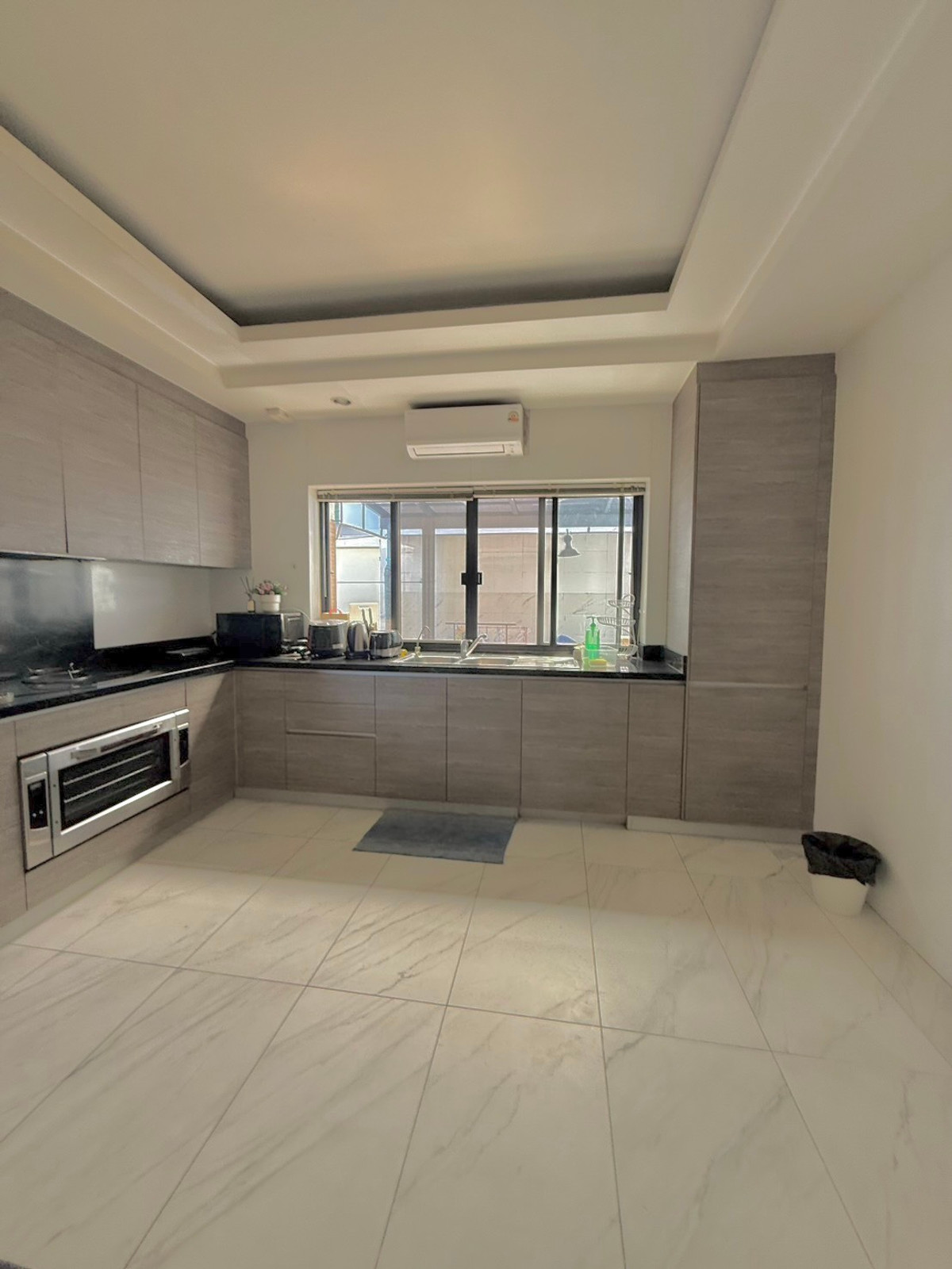 For RentHouseSukhumvit, Asoke, Thonglor : House for rent, House Pridi Phanomyong, 5 bedrooms, parking for up to 4-6 cars, near BTS Ekkamai-Thonglor.