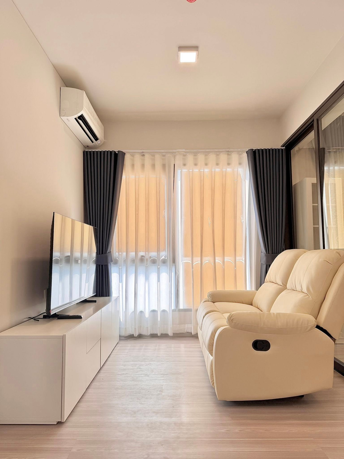 For RentCondoWongwianyai, Charoennakor : ⭐️ Quintara MHy'Den Pho Nimit ⭐️ 1 bedroom, well decorated room. There are complete facilities.