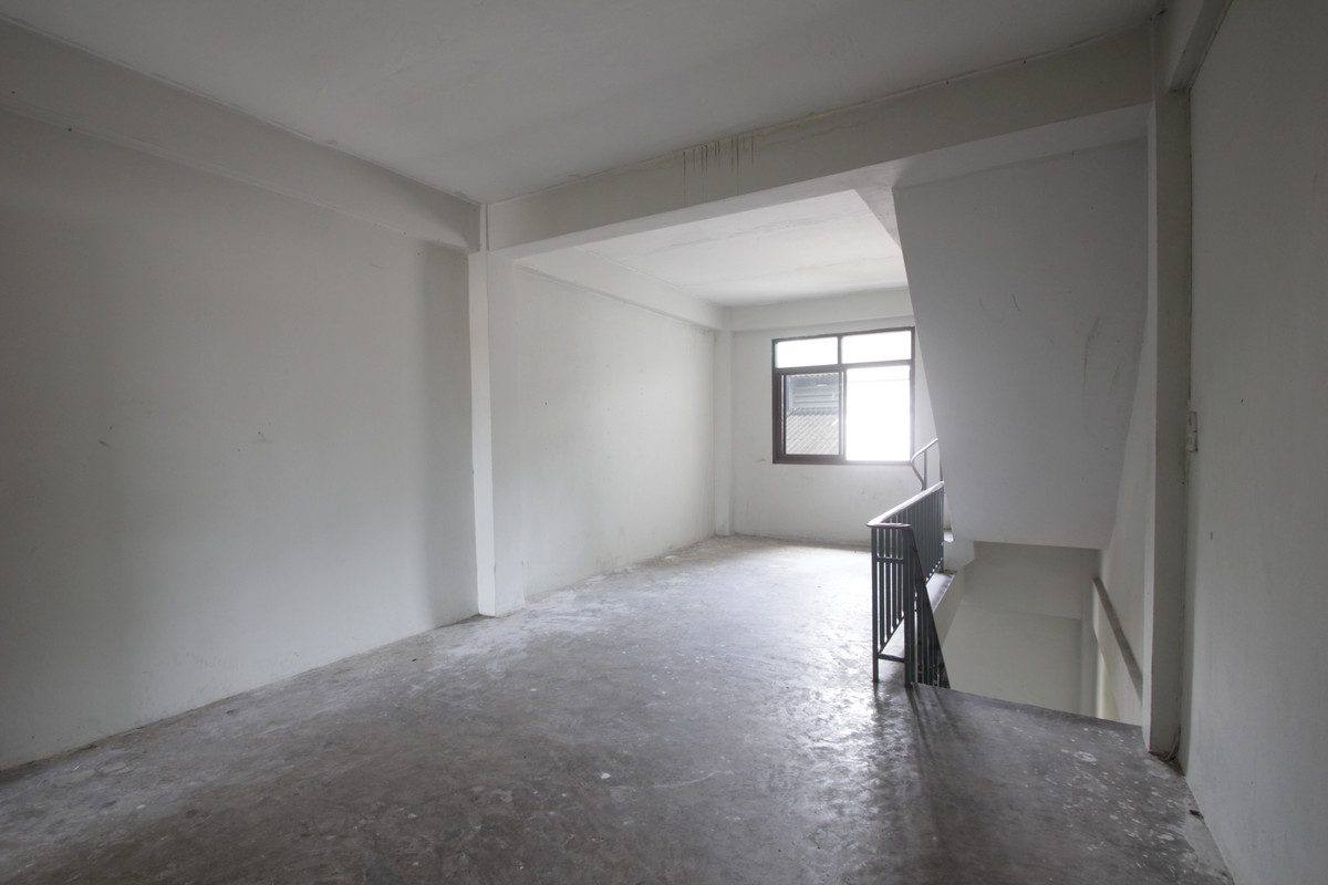 For SaleShop HouseRathburana, Suksawat : Suksawat shophouse, Pracha Uthit, Suksawat 2, Suksawat 64, Pracha Uthit 33, corner room, along the main road in front of the project. Suitable for living, trading, making an office, 3 floors, has a mezzanine, rooftop, near Bhumibol Bridge, price negotiabl