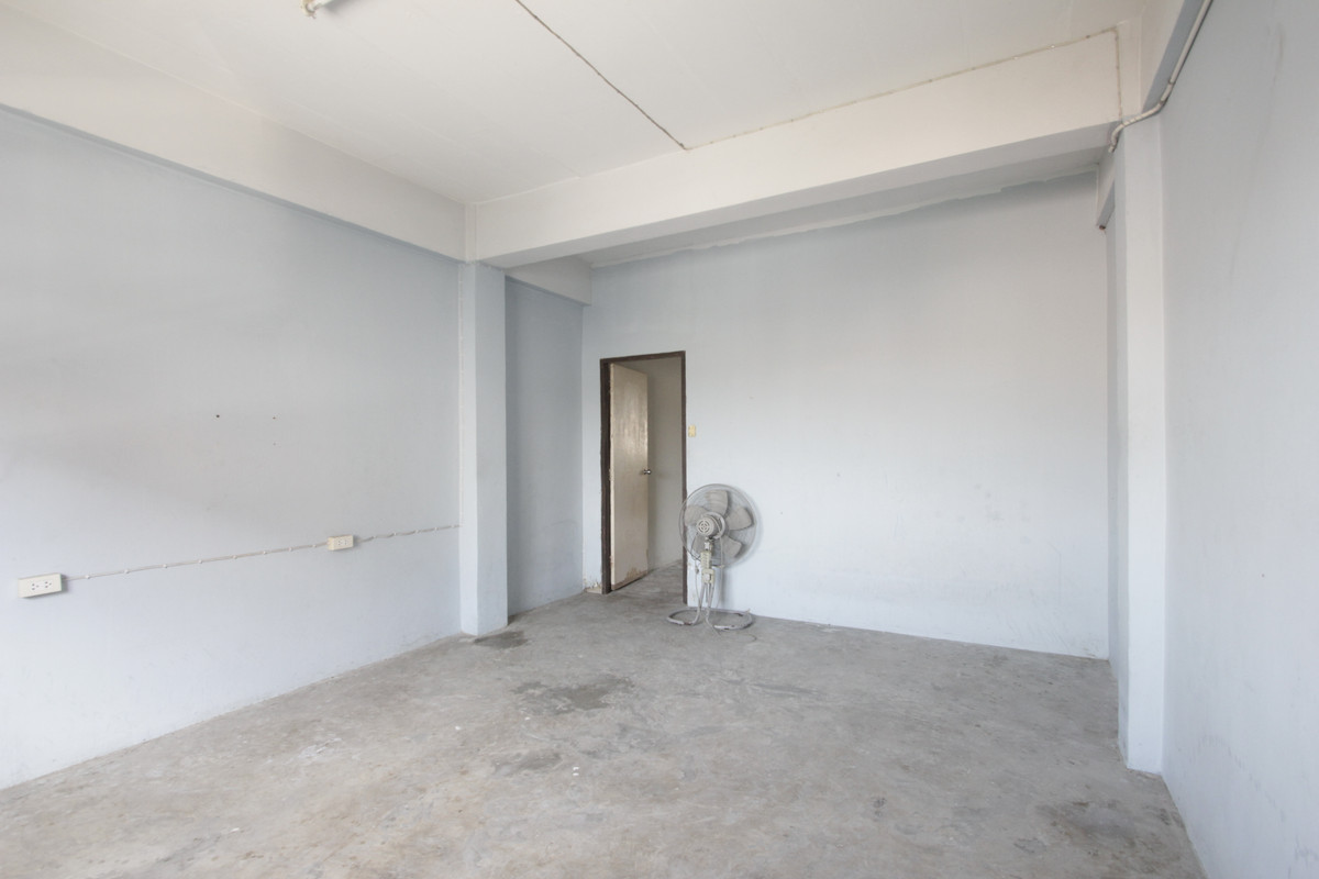 For SaleShop HouseRathburana, Suksawat : Suksawat shophouse, Pracha Uthit, Suksawat 2, Suksawat 64, Pracha Uthit 33, corner room, along the main road in front of the project. Suitable for living, trading, making an office, 3 floors, has a mezzanine, rooftop, near Bhumibol Bridge, price negotiabl