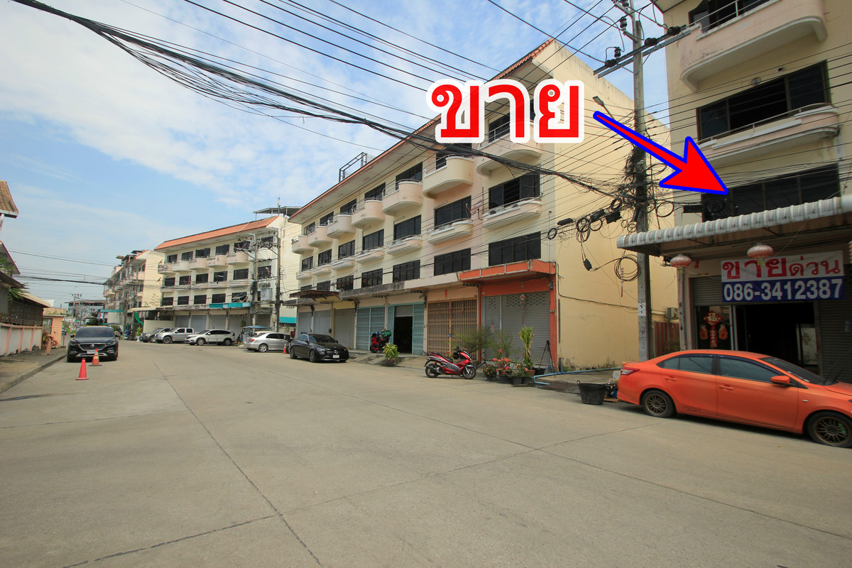 For SaleShop HouseRathburana, Suksawat : Suksawat shophouse, Pracha Uthit, Suksawat 2, Suksawat 64, Pracha Uthit 33, corner room, along the main road in front of the project. Suitable for living, trading, making an office, 3 floors, has a mezzanine, rooftop, near Bhumibol Bridge, price negotiabl