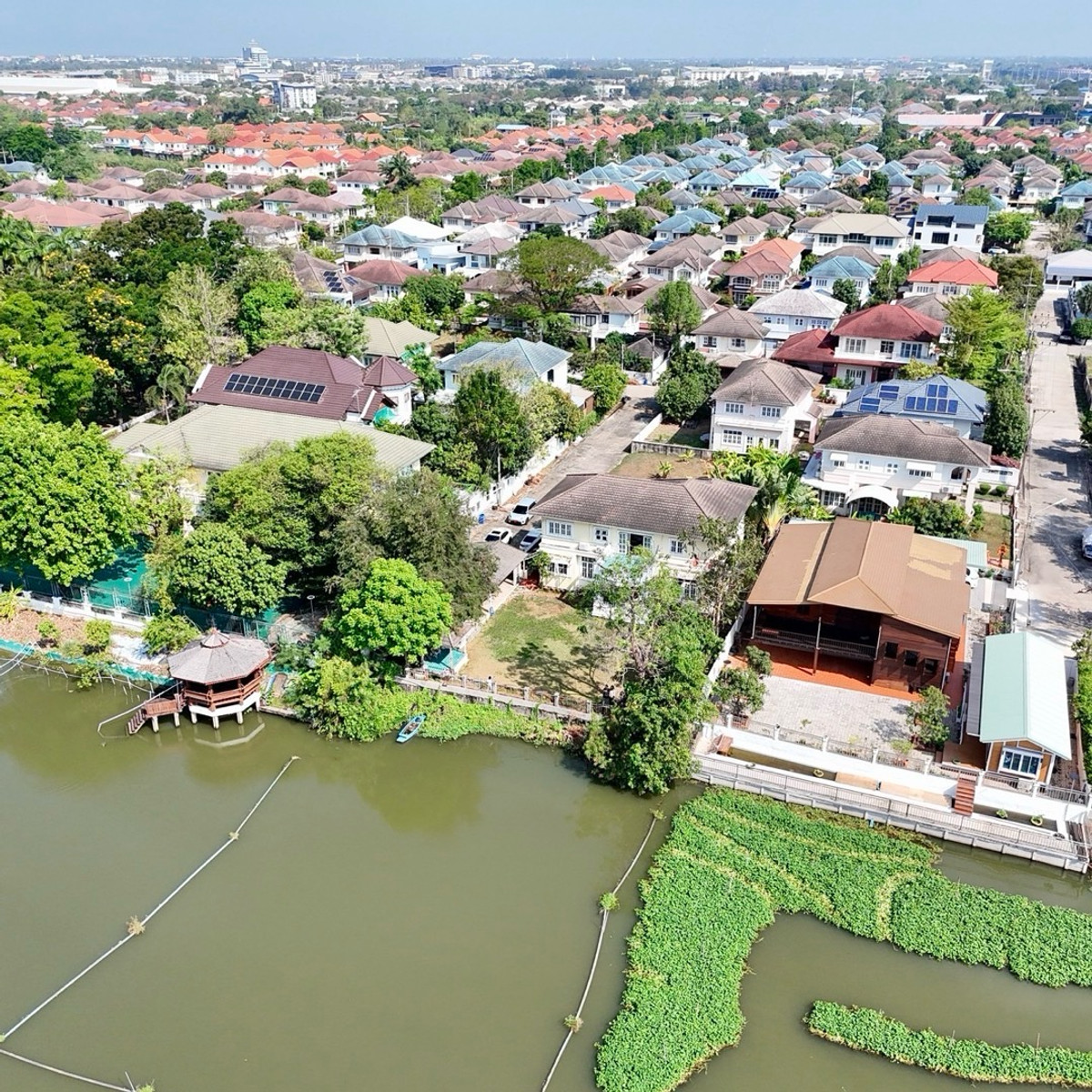 For SaleHousePathum Thani,Rangsit, Thammasat : Single house for sale, Maneerin Lake & Lagoon, Zone B, next to a canal approximately 115 meters wide.