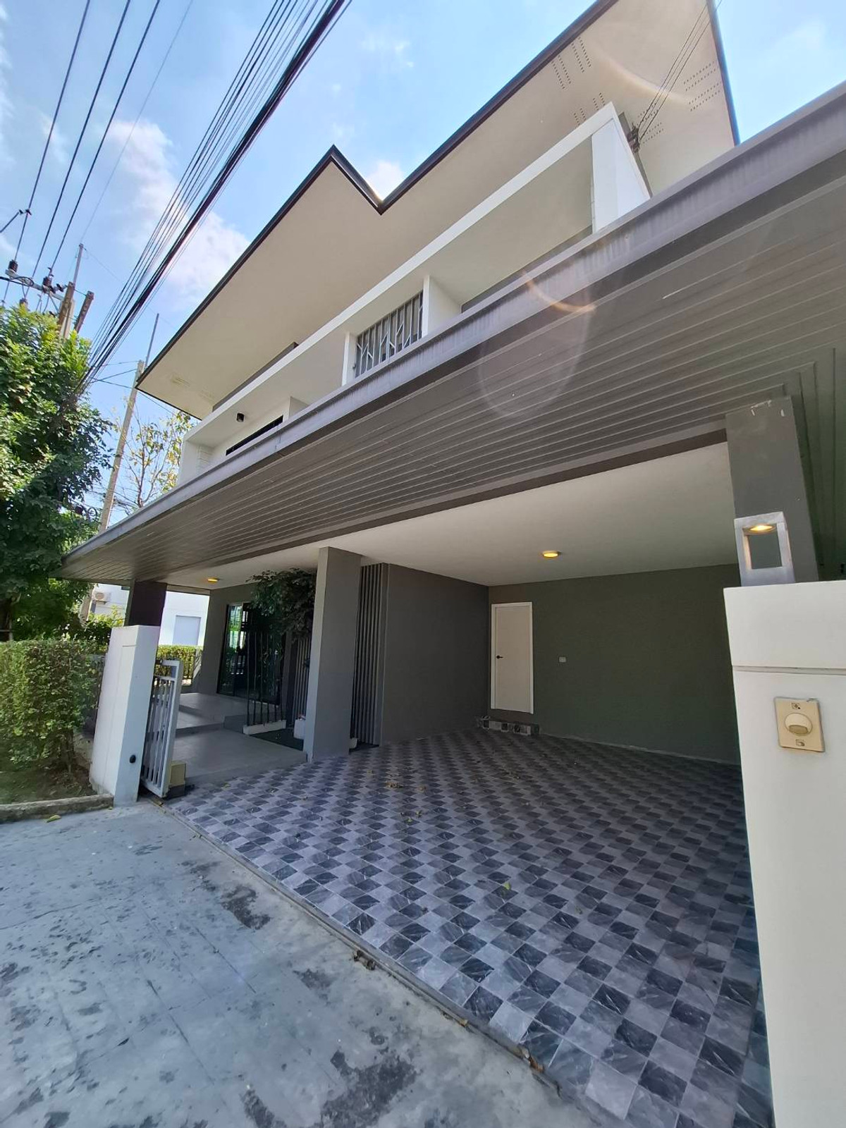 ขายบ้านปทุมธานี รังสิต ธรรมศาสตร์ : บ้านเดี่ยวคุ้มค่าเกินราคา หลังมุม ตกแต่งพร้อมอยู่  ติดถนนเลียบมอเตอร์เวย์ และ BTS ลำลูกกา(ในอนาคต) เดินทางง่ายสะดวกในทุกๆ วัน ที่ อีโค เฮ้าส์ วงแหวน-ลำลูกกา