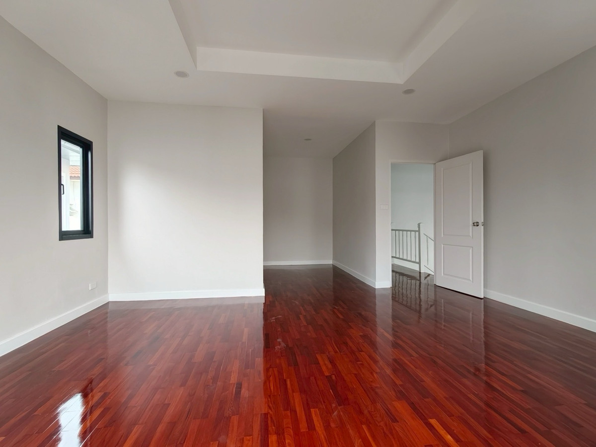 ขายบ้านรัตนาธิเบศร์ สนามบินน้ำ พระนั่งเกล้า : ขายบ้านรีโนเวทใหม่ หมู่บ้านธนาสิริ รัตนาธิเบศร์ บ้านเดี่ยว 2 ชั้น (หลังมุม) ติดถนนรัตนาธิเบศร์ ใกล้รถไฟฟ้าสายสีม่วง สถานีบางรักใหญ่ และทางด่วนศรีรัช สภาพพร้อมเข้าอยู่