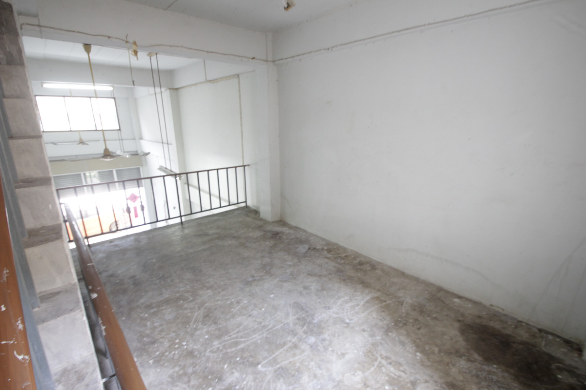 For SaleShop HouseRathburana, Suksawat : Suksawat shophouse, Pracha Uthit, Suksawat 2, Suksawat 64, Pracha Uthit 33, corner room, along the main road in front of the project. Suitable for living, trading, making an office, 3 floors, has a mezzanine, rooftop, near Bhumibol Bridge, price negotiabl