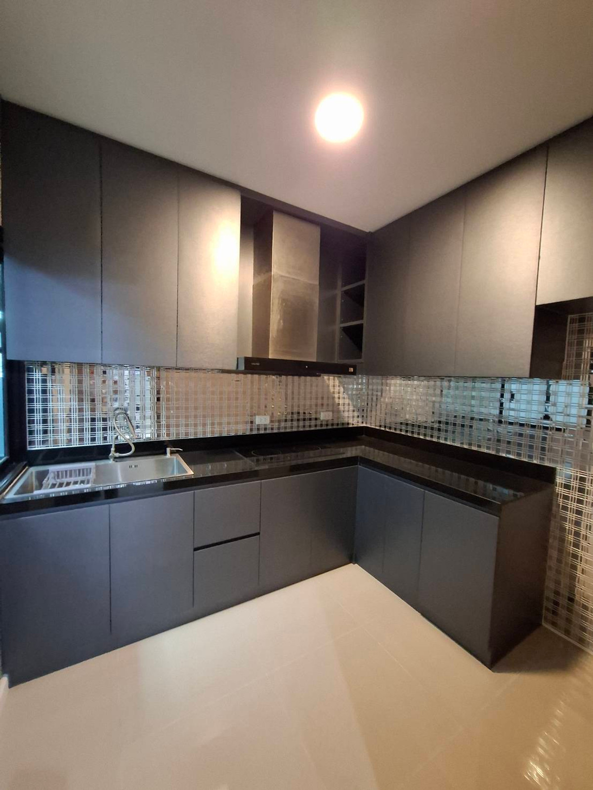 ขายบ้านปทุมธานี รังสิต ธรรมศาสตร์ : บ้านเดี่ยวคุ้มค่าเกินราคา หลังมุม ตกแต่งพร้อมอยู่  ติดถนนเลียบมอเตอร์เวย์ และ BTS ลำลูกกา(ในอนาคต) เดินทางง่ายสะดวกในทุกๆ วัน ที่ อีโค เฮ้าส์ วงแหวน-ลำลูกกา