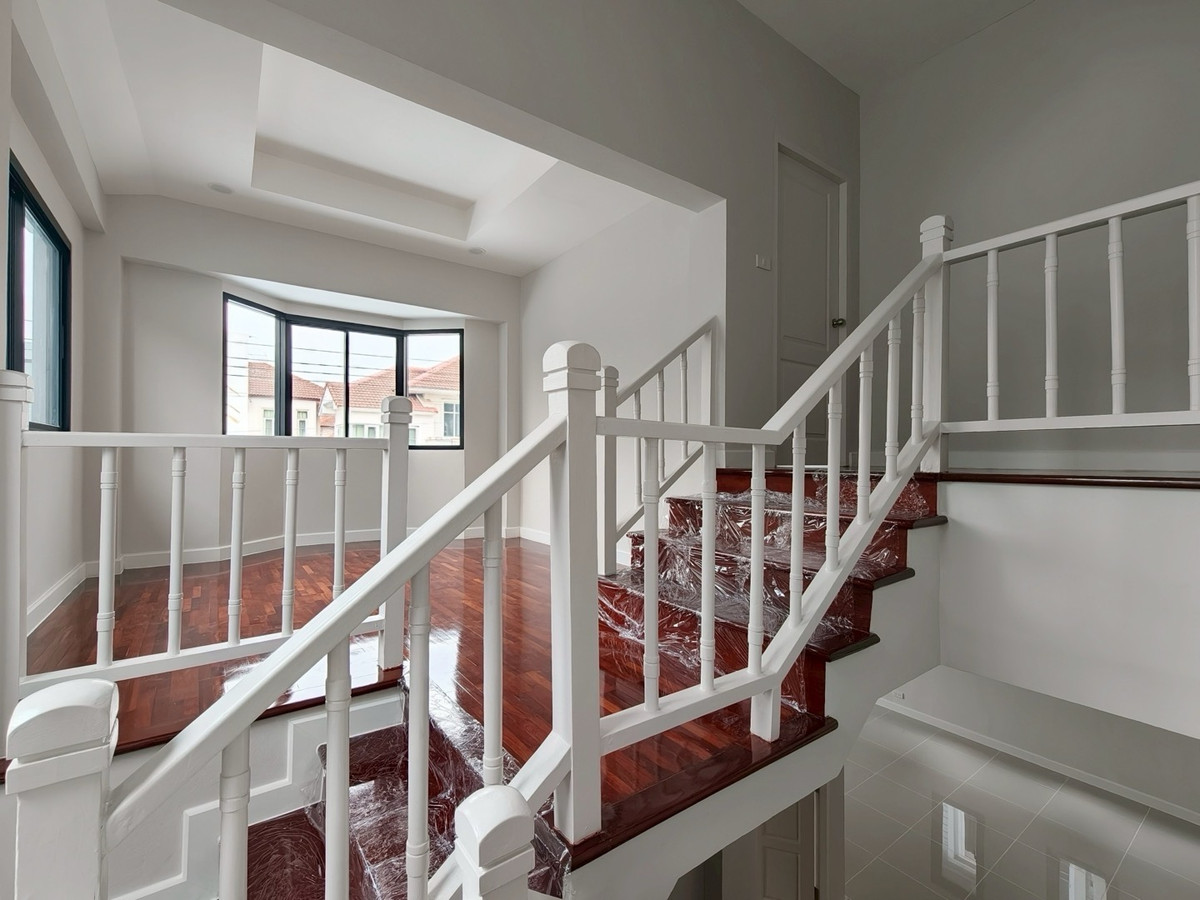 ขายบ้านรัตนาธิเบศร์ สนามบินน้ำ พระนั่งเกล้า : ขายบ้านรีโนเวทใหม่ หมู่บ้านธนาสิริ รัตนาธิเบศร์ บ้านเดี่ยว 2 ชั้น (หลังมุม) ติดถนนรัตนาธิเบศร์ ใกล้รถไฟฟ้าสายสีม่วง สถานีบางรักใหญ่ และทางด่วนศรีรัช สภาพพร้อมเข้าอยู่