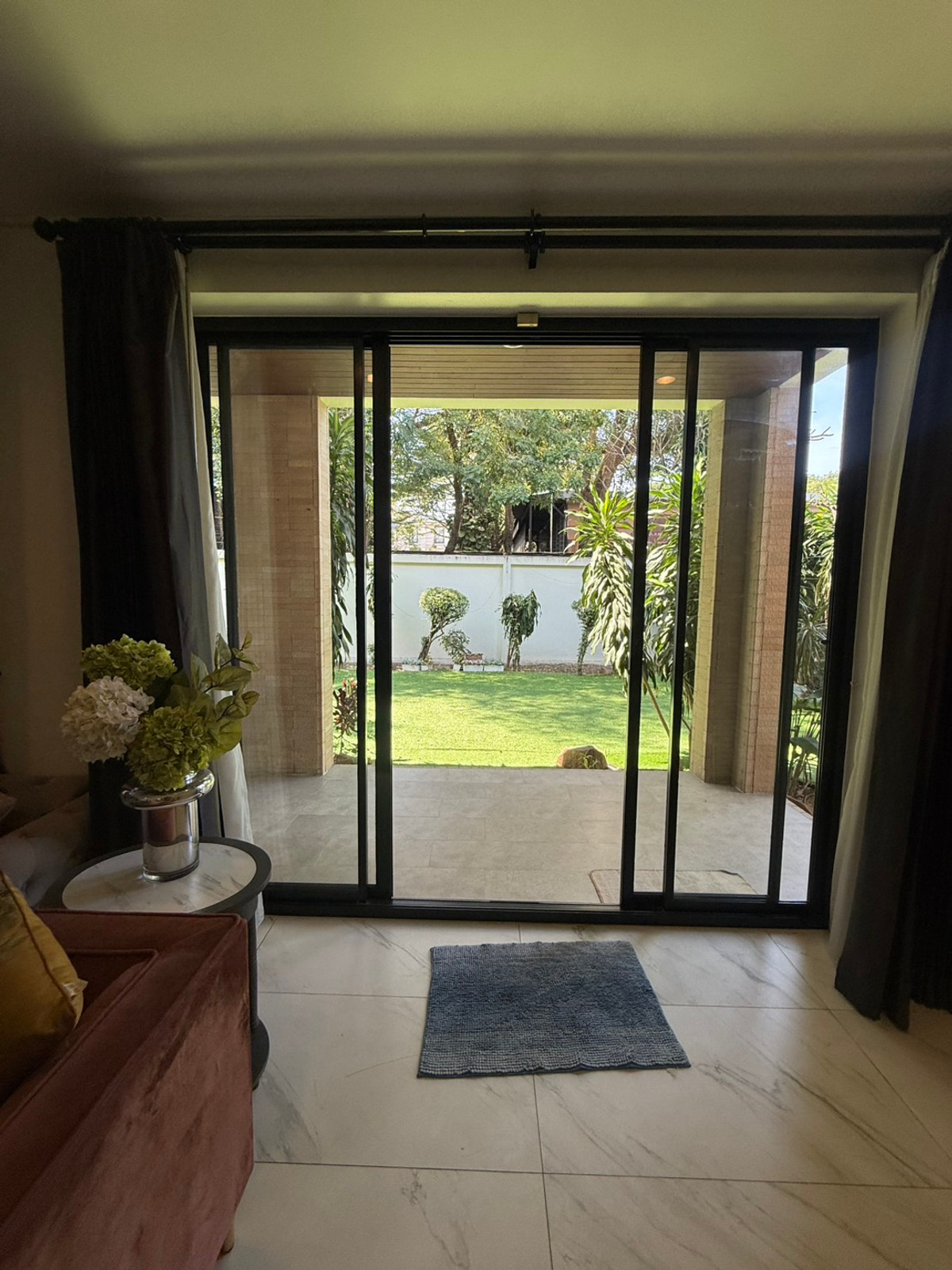 For RentHouseSukhumvit, Asoke, Thonglor : House for rent, House Pridi Phanomyong, 5 bedrooms, parking for up to 4-6 cars, near BTS Ekkamai-Thonglor.