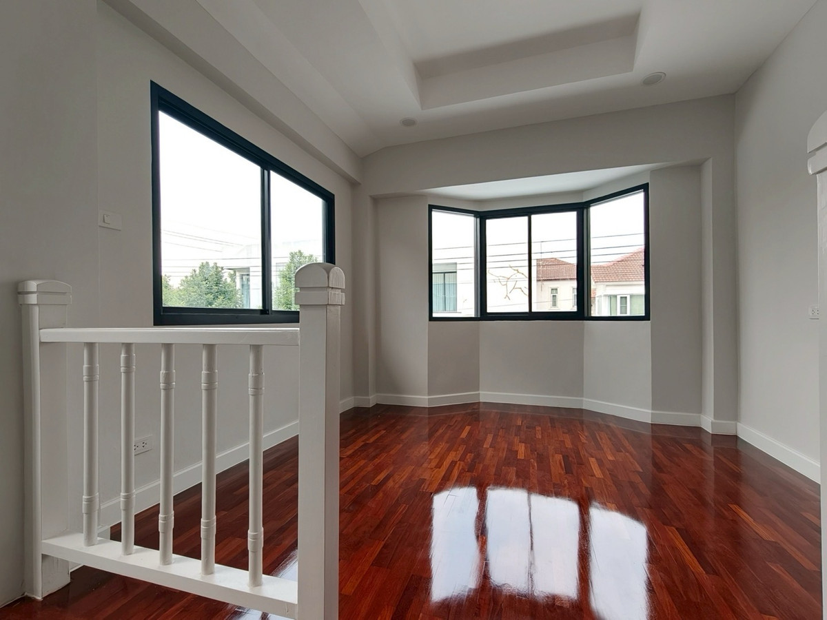 ขายบ้านรัตนาธิเบศร์ สนามบินน้ำ พระนั่งเกล้า : ขายบ้านรีโนเวทใหม่ หมู่บ้านธนาสิริ รัตนาธิเบศร์ บ้านเดี่ยว 2 ชั้น (หลังมุม) ติดถนนรัตนาธิเบศร์ ใกล้รถไฟฟ้าสายสีม่วง สถานีบางรักใหญ่ และทางด่วนศรีรัช สภาพพร้อมเข้าอยู่