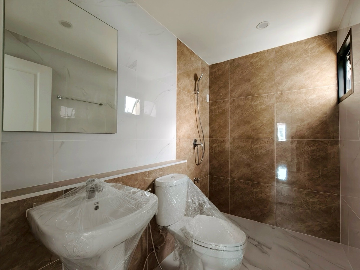 ขายบ้านรัตนาธิเบศร์ สนามบินน้ำ พระนั่งเกล้า : ขายบ้านรีโนเวทใหม่ หมู่บ้านธนาสิริ รัตนาธิเบศร์ บ้านเดี่ยว 2 ชั้น (หลังมุม) ติดถนนรัตนาธิเบศร์ ใกล้รถไฟฟ้าสายสีม่วง สถานีบางรักใหญ่ และทางด่วนศรีรัช สภาพพร้อมเข้าอยู่