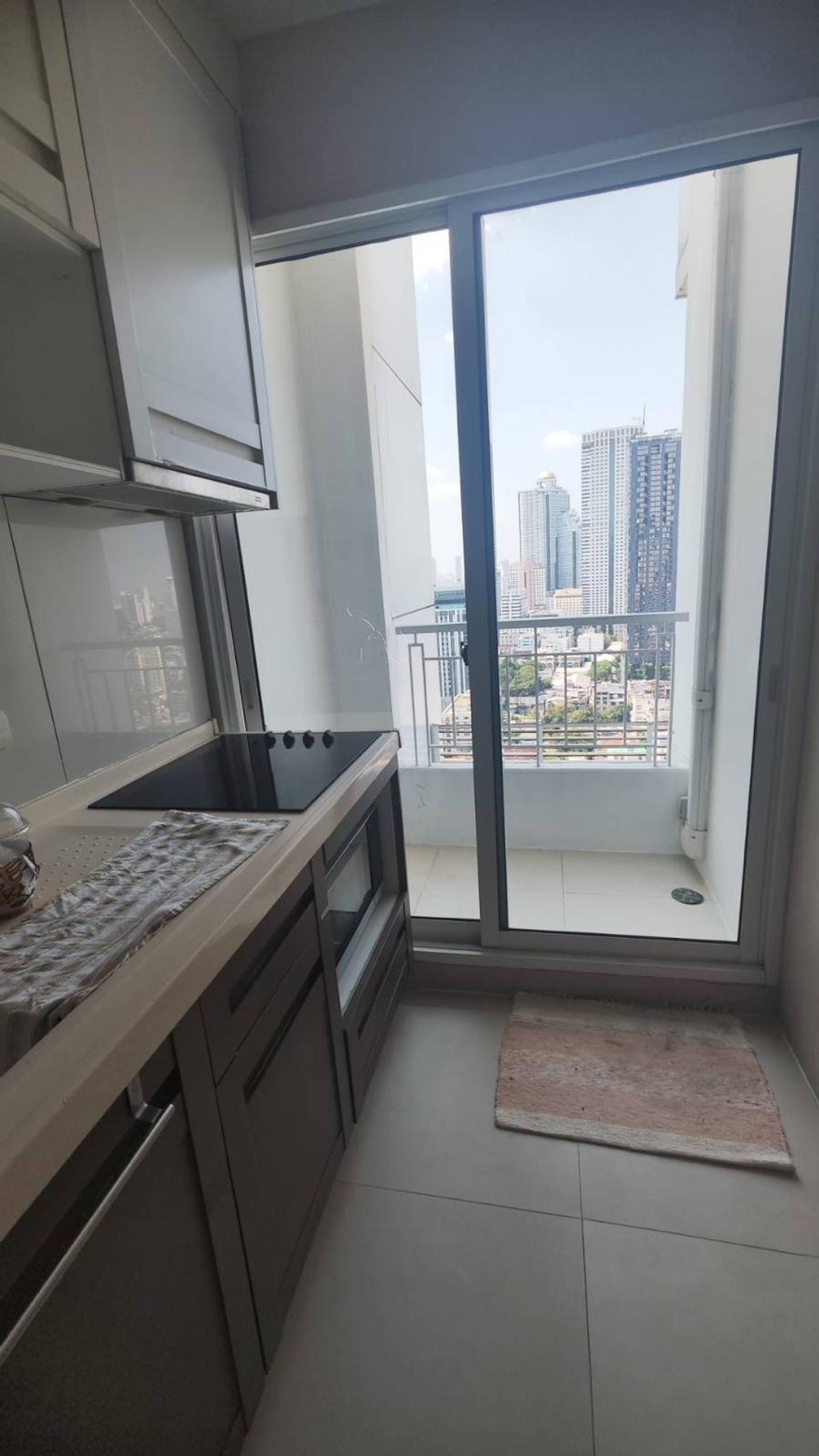 For RentCondoSathorn, Narathiwat : High Floor , White Room Ivy Sathon ( Soi10 ) 2bed2bath 69 Sqm Fullyfurnish ,Welcome Foreign 40,000-