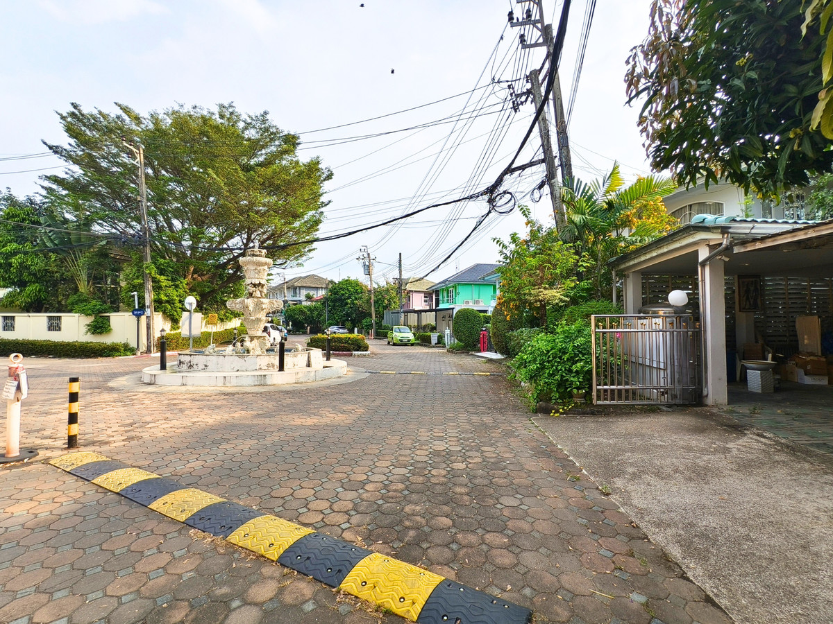 For SaleTownhomeRatchadapisek, Huaikwang, Suttisan : Twin house for sale, Supalai Ville Ratchada 32, width 10 meters, with bedroom on the ground floor. There is a maids room, parking for 4 cars, EV Charge, 4 bedrooms, 6 bathrooms, 51.5 sq m, next to a guardhouse.