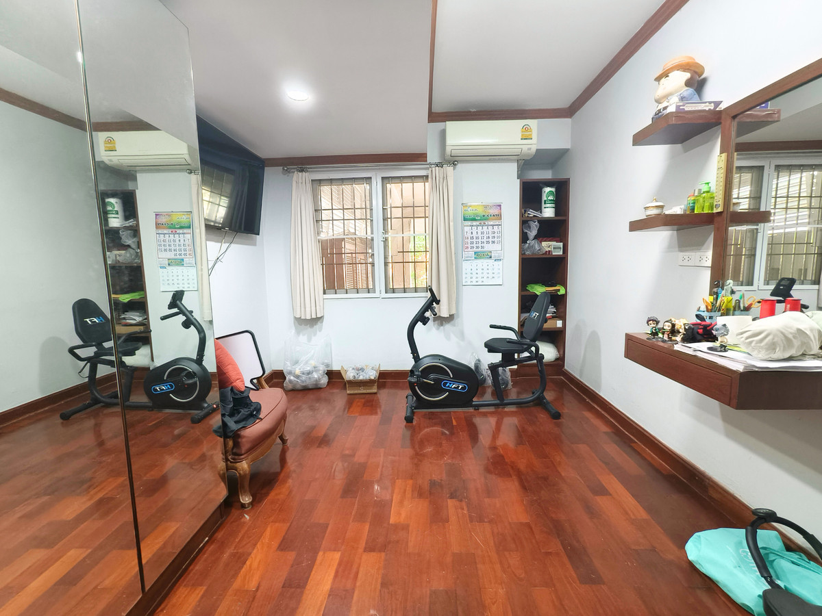 For SaleTownhomeRatchadapisek, Huaikwang, Suttisan : Twin house for sale, Supalai Ville Ratchada 32, width 10 meters, with bedroom on the ground floor. There is a maids room, parking for 4 cars, EV Charge, 4 bedrooms, 6 bathrooms, 51.5 sq m, next to a guardhouse.