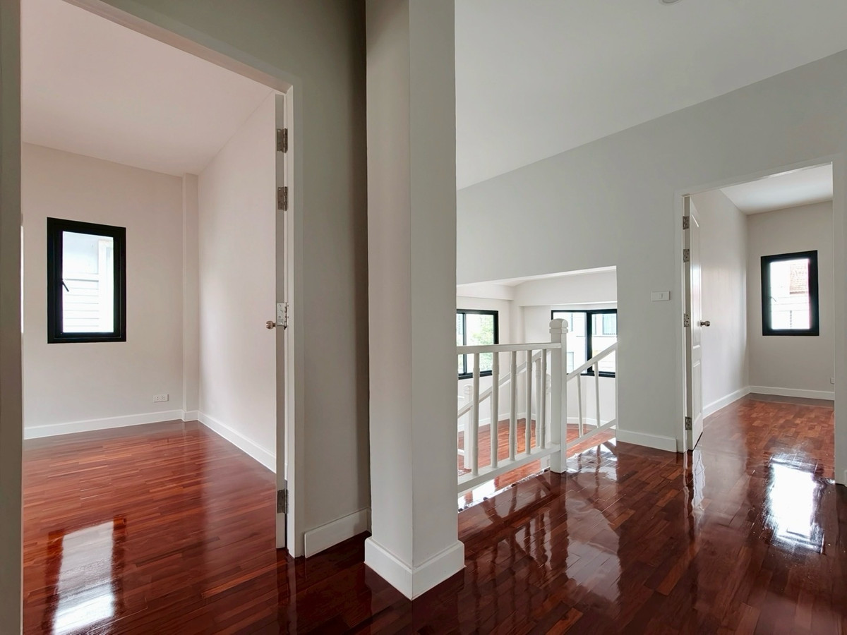 ขายบ้านรัตนาธิเบศร์ สนามบินน้ำ พระนั่งเกล้า : ขายบ้านรีโนเวทใหม่ หมู่บ้านธนาสิริ รัตนาธิเบศร์ บ้านเดี่ยว 2 ชั้น (หลังมุม) ติดถนนรัตนาธิเบศร์ ใกล้รถไฟฟ้าสายสีม่วง สถานีบางรักใหญ่ และทางด่วนศรีรัช สภาพพร้อมเข้าอยู่