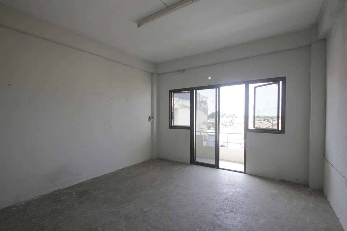 For SaleShop HouseRathburana, Suksawat : Suksawat shophouse, Pracha Uthit, Suksawat 2, Suksawat 64, Pracha Uthit 33, corner room, along the main road in front of the project. Suitable for living, trading, making an office, 3 floors, has a mezzanine, rooftop, near Bhumibol Bridge, price negotiabl