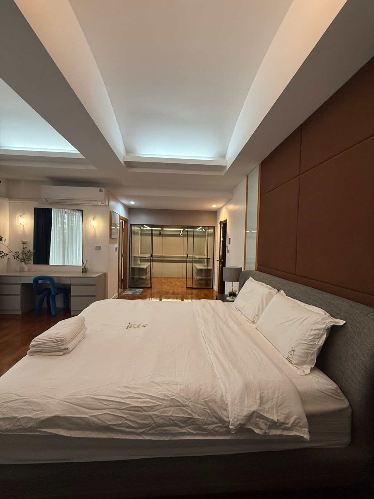 For RentHouseSukhumvit, Asoke, Thonglor : House for rent, House Pridi Phanomyong, 5 bedrooms, parking for up to 4-6 cars, near BTS Ekkamai-Thonglor.