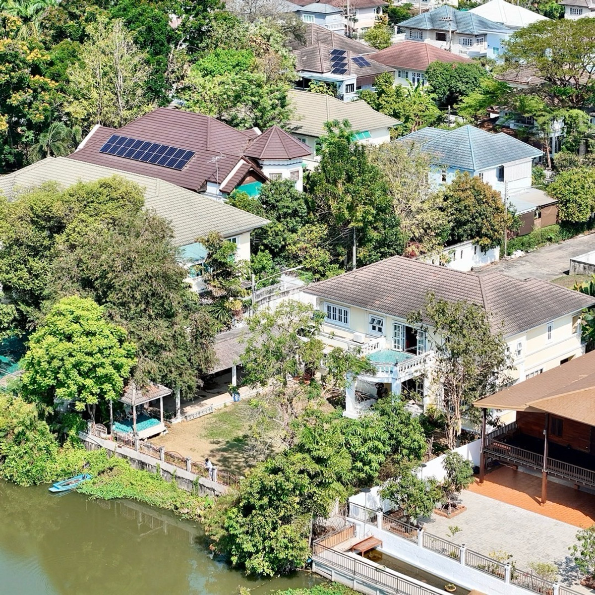 For SaleHousePathum Thani,Rangsit, Thammasat : Single house for sale, Maneerin Lake & Lagoon, Zone B, next to a canal approximately 115 meters wide.