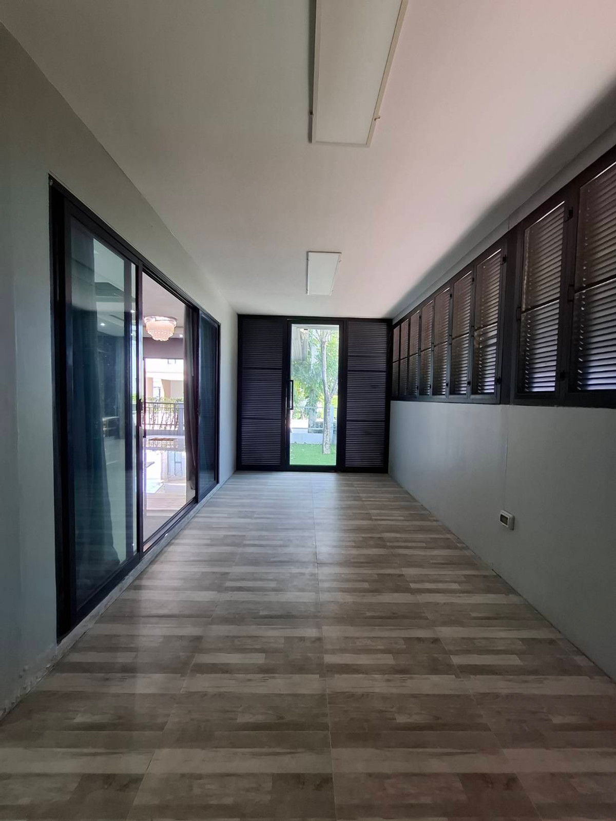 ขายบ้านปทุมธานี รังสิต ธรรมศาสตร์ : บ้านเดี่ยวคุ้มค่าเกินราคา หลังมุม ตกแต่งพร้อมอยู่  ติดถนนเลียบมอเตอร์เวย์ และ BTS ลำลูกกา(ในอนาคต) เดินทางง่ายสะดวกในทุกๆ วัน ที่ อีโค เฮ้าส์ วงแหวน-ลำลูกกา