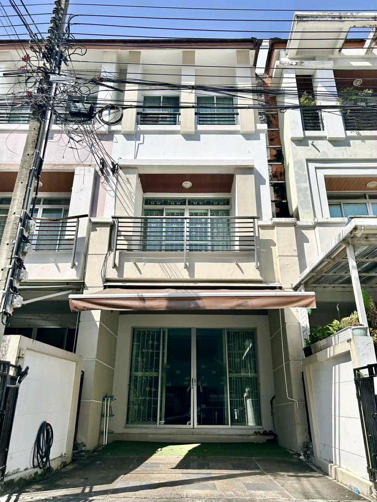 For RentTownhomeRamkhamhaeng, Hua Mak : 💫 Beautiful house, good atmosphere, the back of the house is next to the canal. Cool breeze all day 🌿💨