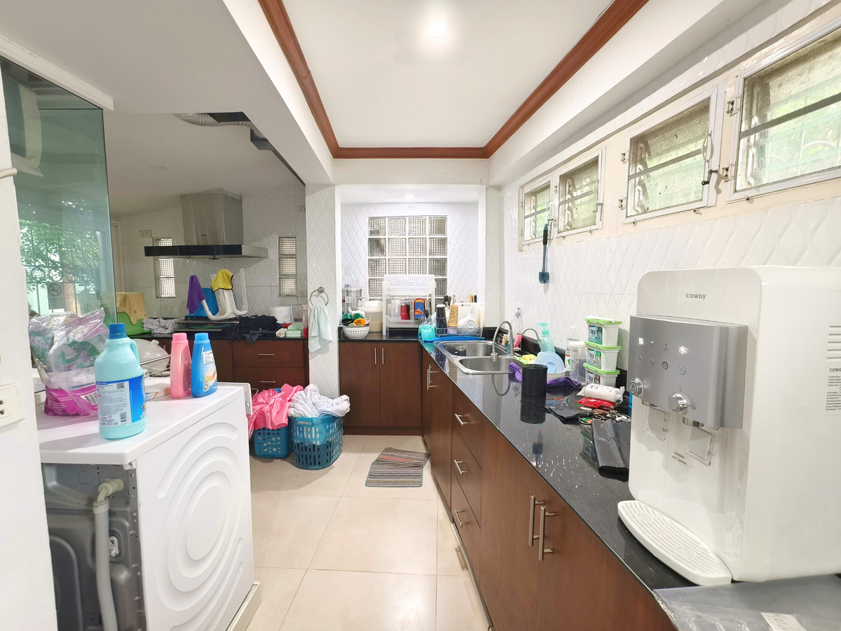 For SaleTownhomeRatchadapisek, Huaikwang, Suttisan : Twin house for sale, Supalai Ville Ratchada 32, width 10 meters, with bedroom on the ground floor. There is a maids room, parking for 4 cars, EV Charge, 4 bedrooms, 6 bathrooms, 51.5 sq m, next to a guardhouse.