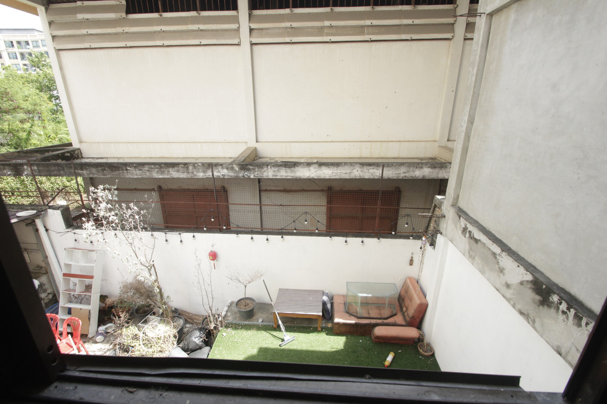 For SaleShop HouseRathburana, Suksawat : Suksawat shophouse, Pracha Uthit, Suksawat 2, Suksawat 64, Pracha Uthit 33, corner room, along the main road in front of the project. Suitable for living, trading, making an office, 3 floors, has a mezzanine, rooftop, near Bhumibol Bridge, price negotiabl