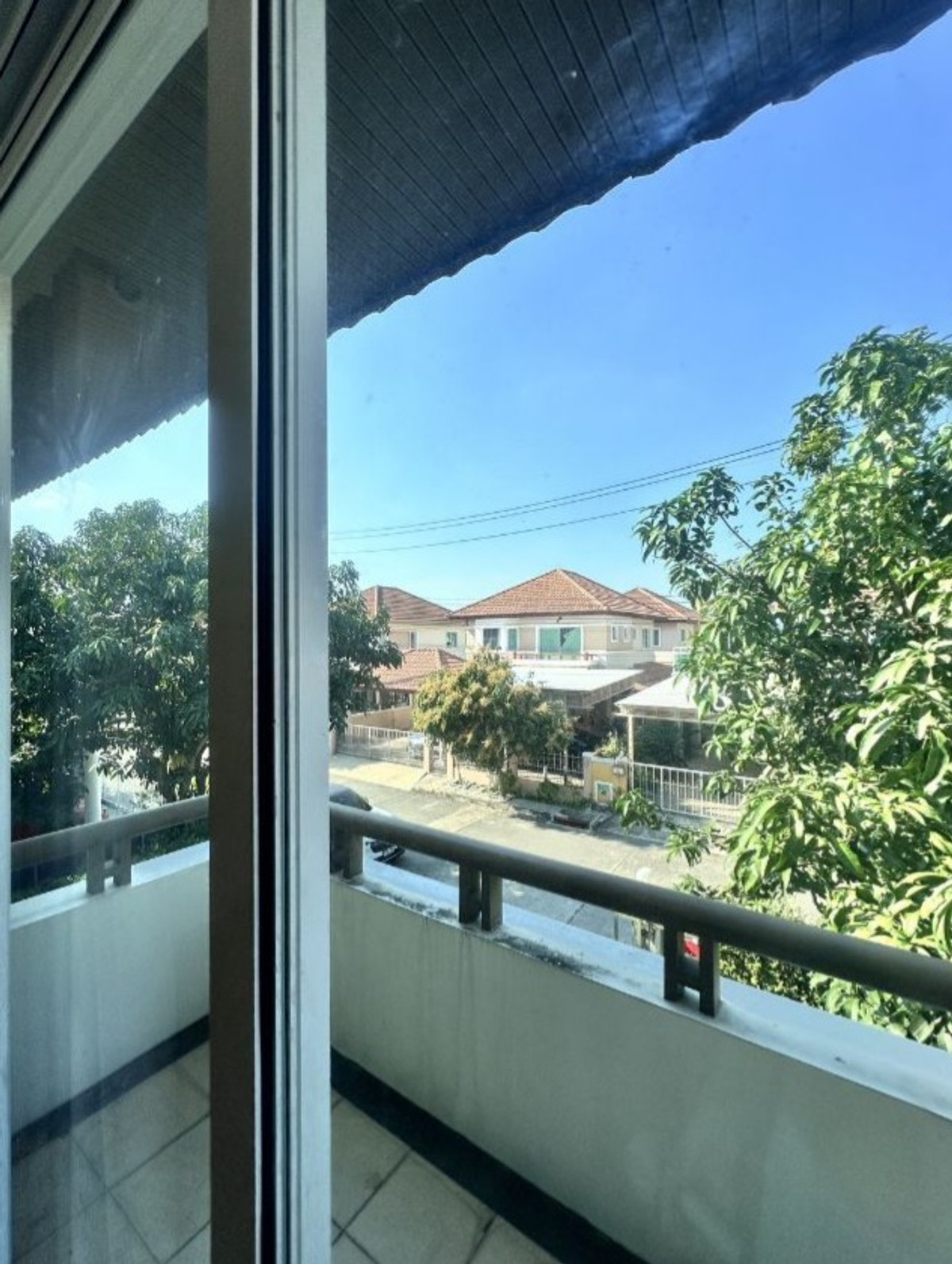 ให้เช่าบ้านปทุมธานี รังสิต ธรรมศาสตร์ : บ้าน 2ชั้น ติดสนามกอล์ฟ ฟลอร่าวิลล์ จอดรถได้2คัน 3ห้องนอน 3ห้องน้ำ แอร์3ตัว