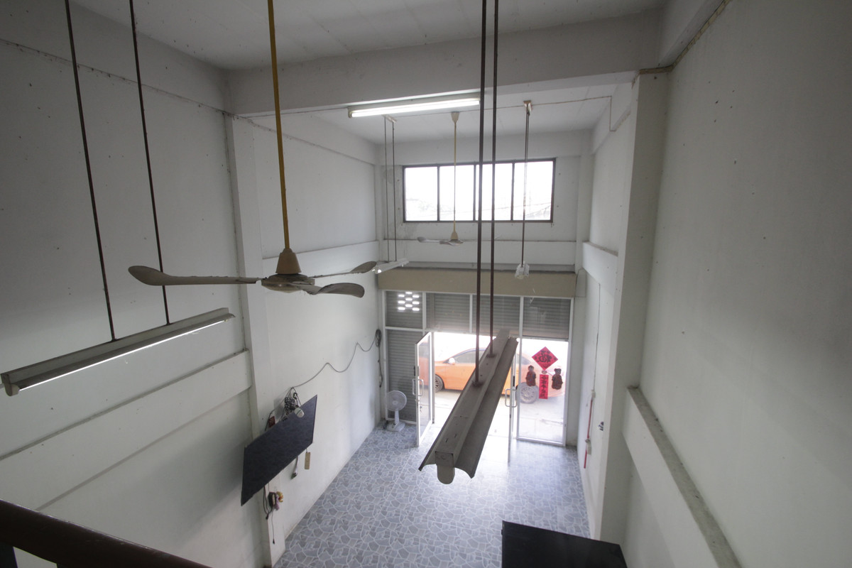 For SaleShop HouseRathburana, Suksawat : Suksawat shophouse, Pracha Uthit, Suksawat 2, Suksawat 64, Pracha Uthit 33, corner room, along the main road in front of the project. Suitable for living, trading, making an office, 3 floors, has a mezzanine, rooftop, near Bhumibol Bridge, price negotiabl