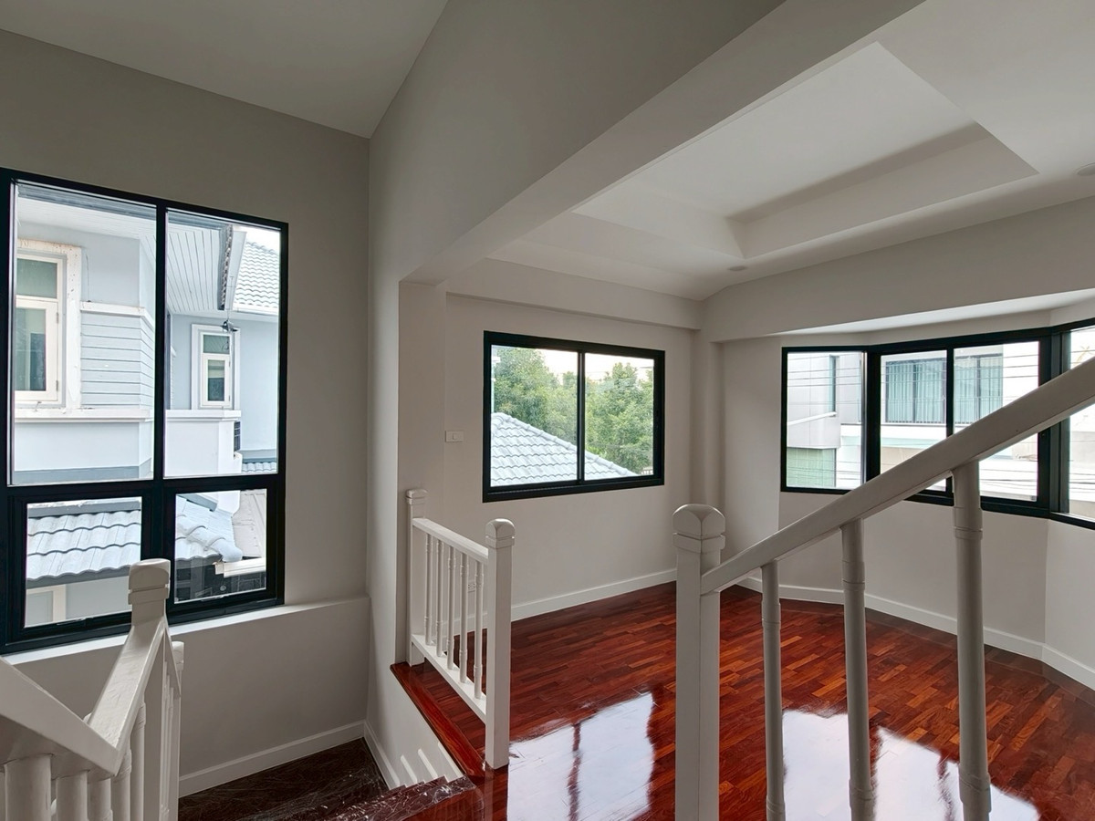 ขายบ้านรัตนาธิเบศร์ สนามบินน้ำ พระนั่งเกล้า : ขายบ้านรีโนเวทใหม่ หมู่บ้านธนาสิริ รัตนาธิเบศร์ บ้านเดี่ยว 2 ชั้น (หลังมุม) ติดถนนรัตนาธิเบศร์ ใกล้รถไฟฟ้าสายสีม่วง สถานีบางรักใหญ่ และทางด่วนศรีรัช สภาพพร้อมเข้าอยู่