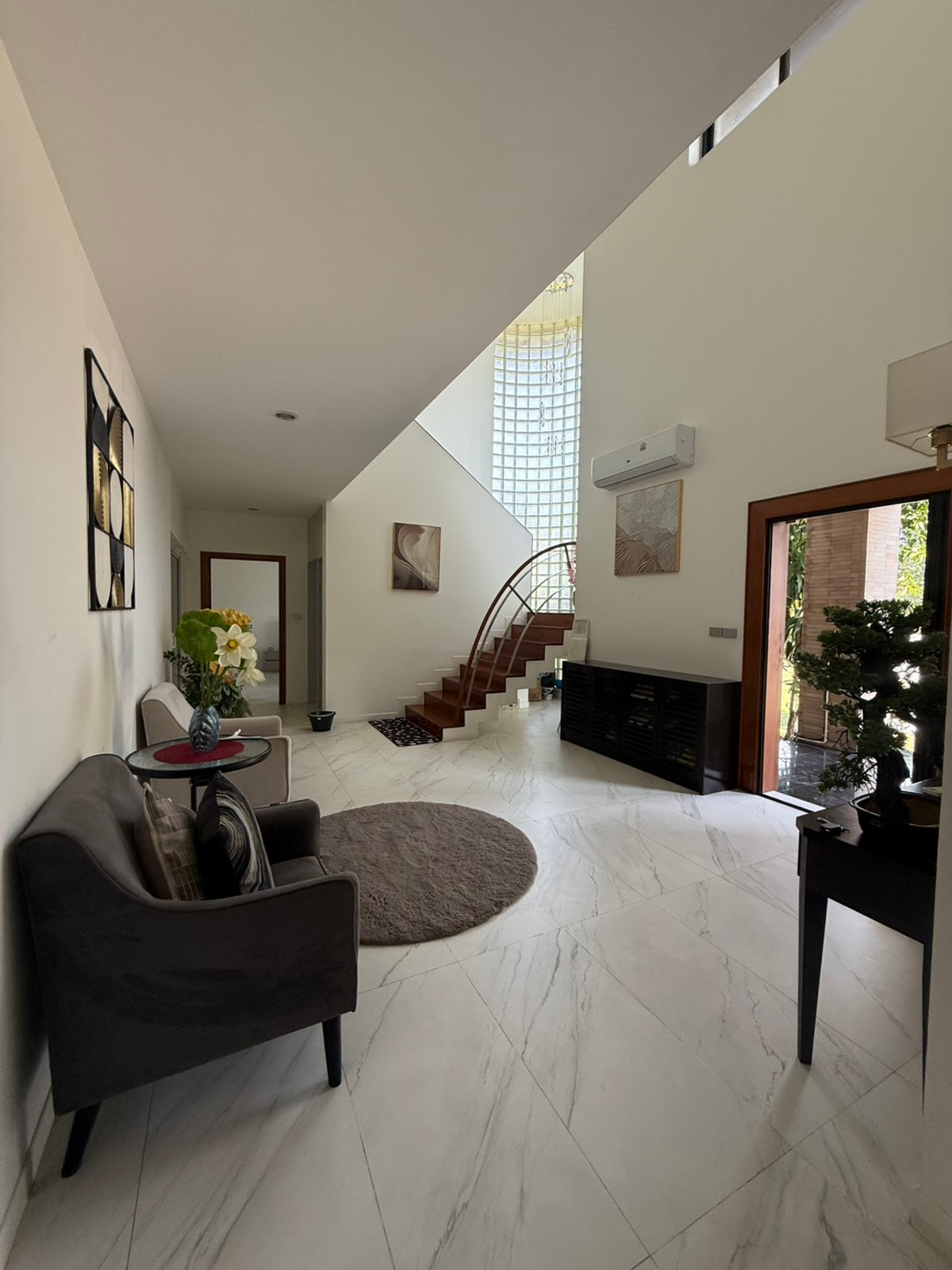 For RentHouseSukhumvit, Asoke, Thonglor : House for rent, House Pridi Phanomyong, 5 bedrooms, parking for up to 4-6 cars, near BTS Ekkamai-Thonglor.