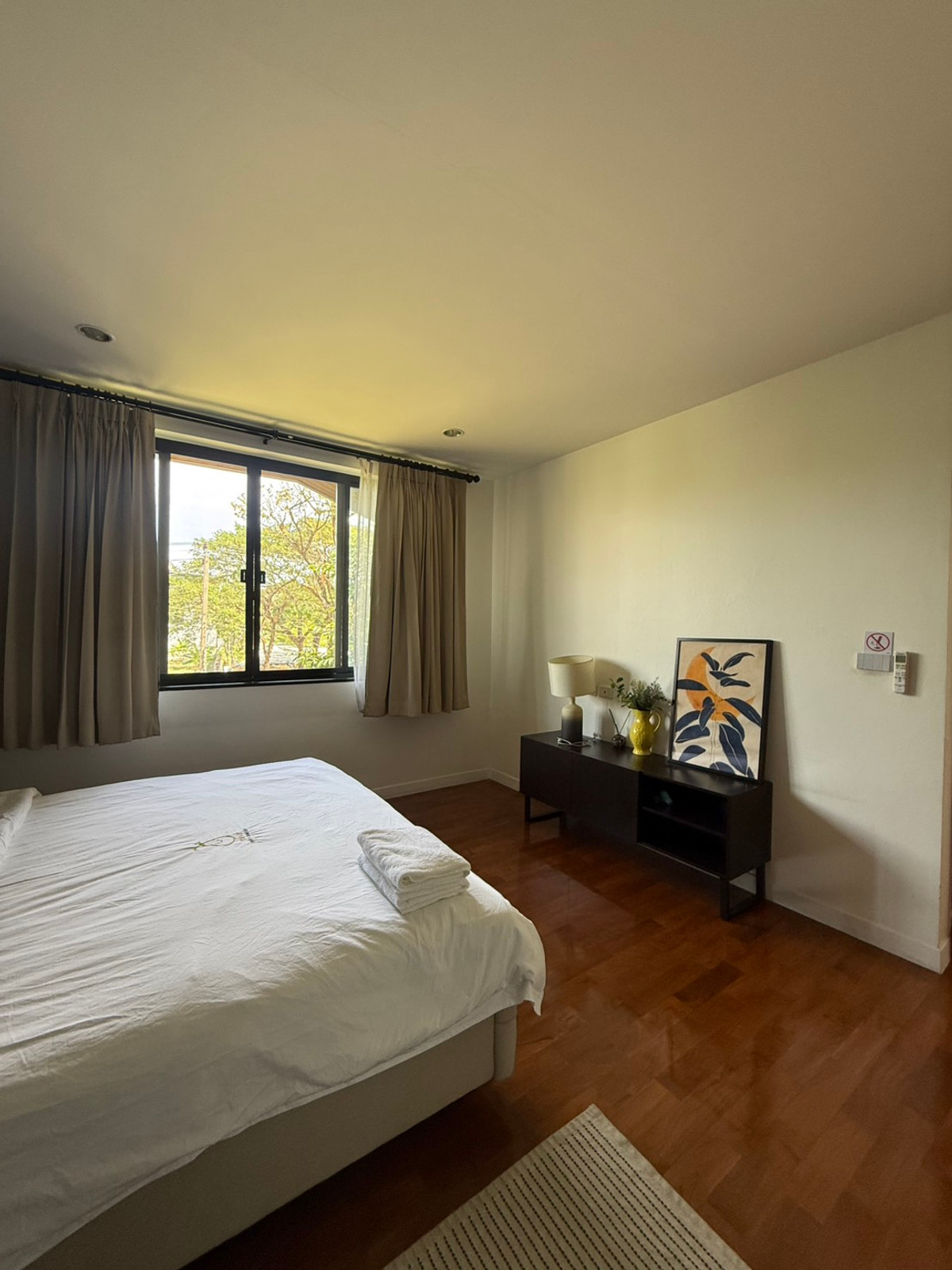 For RentHouseSukhumvit, Asoke, Thonglor : House for rent, House Pridi Phanomyong, 5 bedrooms, parking for up to 4-6 cars, near BTS Ekkamai-Thonglor.