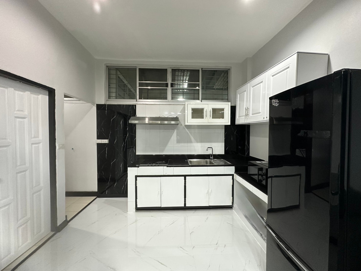 For RentTownhomeSukhumvit, Asoke, Thonglor : (BTS Thonglor, Pet Friendly) Newly Renovated Townhome for Rent – 800 meters to BTS Thong Lo