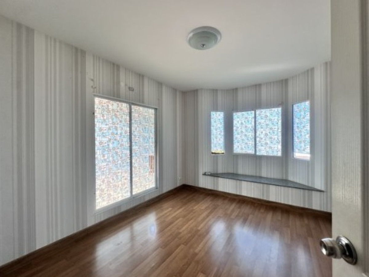 ให้เช่าบ้านปทุมธานี รังสิต ธรรมศาสตร์ : บ้าน 2ชั้น ติดสนามกอล์ฟ ฟลอร่าวิลล์ จอดรถได้2คัน 3ห้องนอน 3ห้องน้ำ แอร์3ตัว