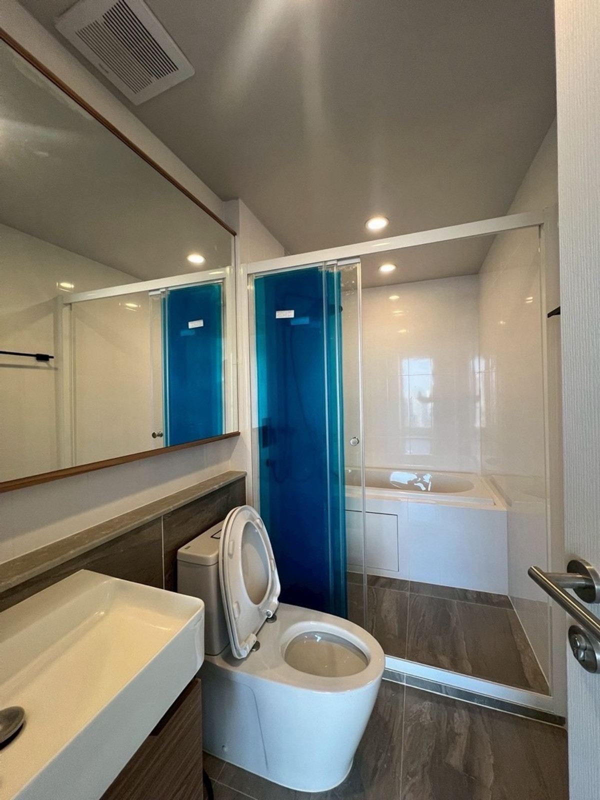 For SaleCondoSukhumvit, Asoke, Thonglor : 2-bedroom corner condo for sale at Culture Thonglor below contract price near BTS Thonglor 350 meters with unblocked Ekamai view