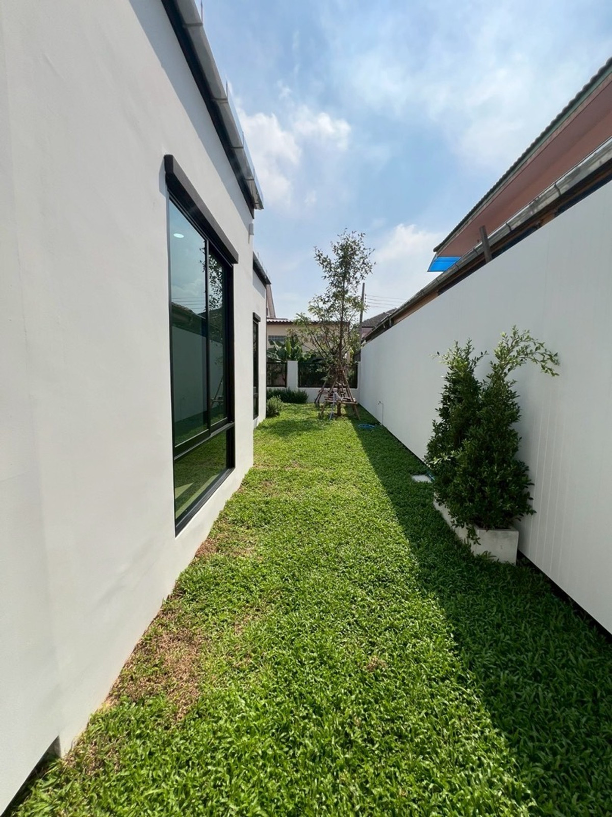 For SaleHouseKaset Nawamin,Ladplakao : Single house for sale, large area, city location, can enter and exit in many ways. Kaset-Nawamin location Soi Prasertmanukit 46