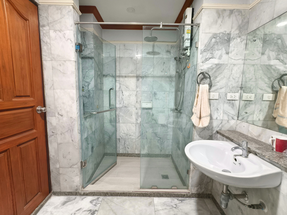 For SaleTownhomeRatchadapisek, Huaikwang, Suttisan : Twin house for sale, Supalai Ville Ratchada 32, width 10 meters, with bedroom on the ground floor. There is a maids room, parking for 4 cars, EV Charge, 4 bedrooms, 6 bathrooms, 51.5 sq m, next to a guardhouse.