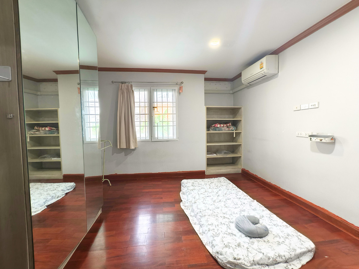 For SaleTownhomeRatchadapisek, Huaikwang, Suttisan : Twin house for sale, Supalai Ville Ratchada 32, width 10 meters, with bedroom on the ground floor. There is a maids room, parking for 4 cars, EV Charge, 4 bedrooms, 6 bathrooms, 51.5 sq m, next to a guardhouse.