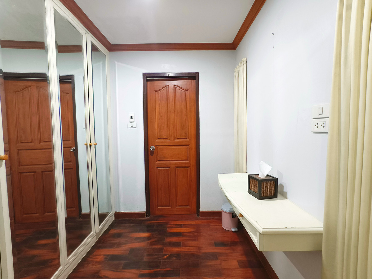 For SaleTownhomeRatchadapisek, Huaikwang, Suttisan : Twin house for sale, Supalai Ville Ratchada 32, width 10 meters, with bedroom on the ground floor. There is a maids room, parking for 4 cars, EV Charge, 4 bedrooms, 6 bathrooms, 51.5 sq m, next to a guardhouse.