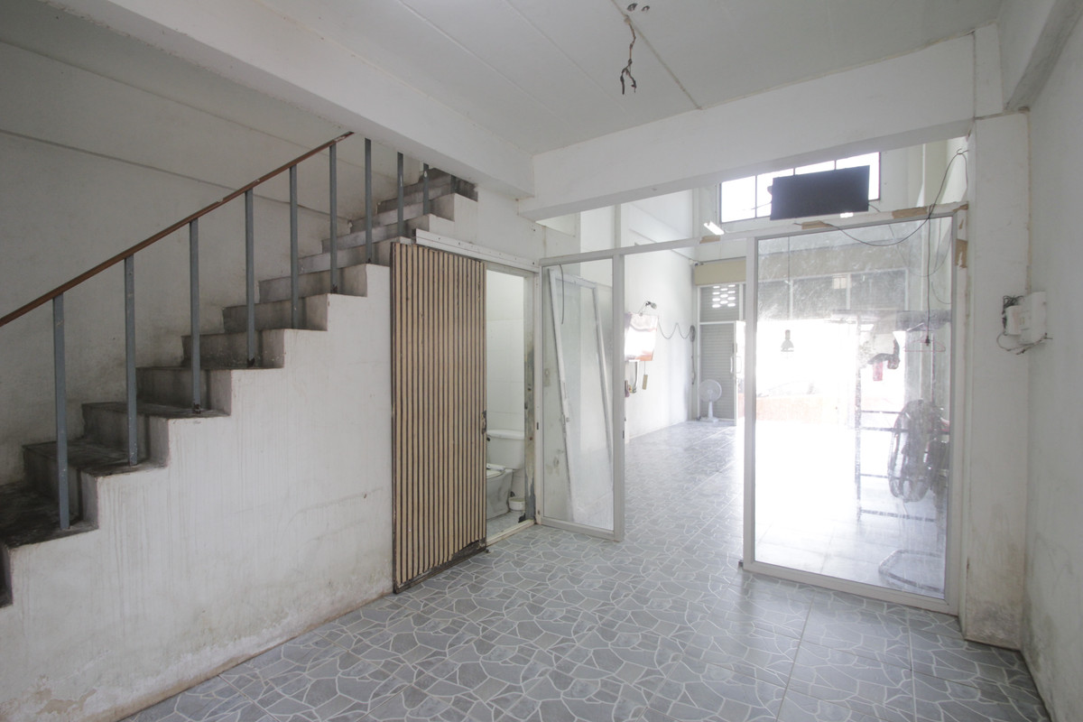 For SaleShop HouseRathburana, Suksawat : Suksawat shophouse, Pracha Uthit, Suksawat 2, Suksawat 64, Pracha Uthit 33, corner room, along the main road in front of the project. Suitable for living, trading, making an office, 3 floors, has a mezzanine, rooftop, near Bhumibol Bridge, price negotiabl