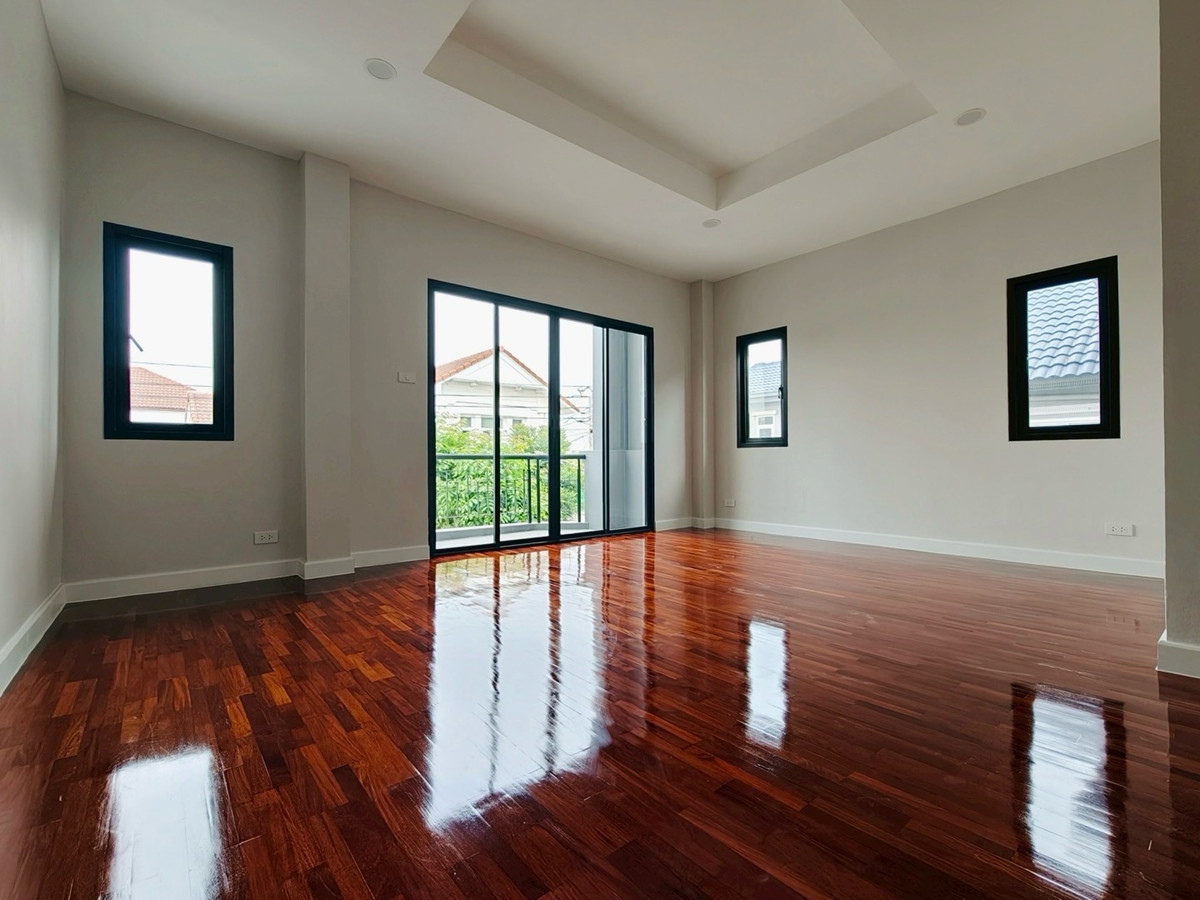 ขายบ้านรัตนาธิเบศร์ สนามบินน้ำ พระนั่งเกล้า : ขายบ้านรีโนเวทใหม่ หมู่บ้านธนาสิริ รัตนาธิเบศร์ บ้านเดี่ยว 2 ชั้น (หลังมุม) ติดถนนรัตนาธิเบศร์ ใกล้รถไฟฟ้าสายสีม่วง สถานีบางรักใหญ่ และทางด่วนศรีรัช สภาพพร้อมเข้าอยู่