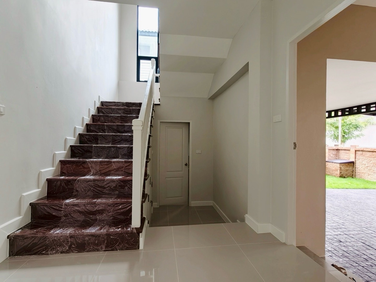 ขายบ้านรัตนาธิเบศร์ สนามบินน้ำ พระนั่งเกล้า : ขายบ้านรีโนเวทใหม่ หมู่บ้านธนาสิริ รัตนาธิเบศร์ บ้านเดี่ยว 2 ชั้น (หลังมุม) ติดถนนรัตนาธิเบศร์ ใกล้รถไฟฟ้าสายสีม่วง สถานีบางรักใหญ่ และทางด่วนศรีรัช สภาพพร้อมเข้าอยู่