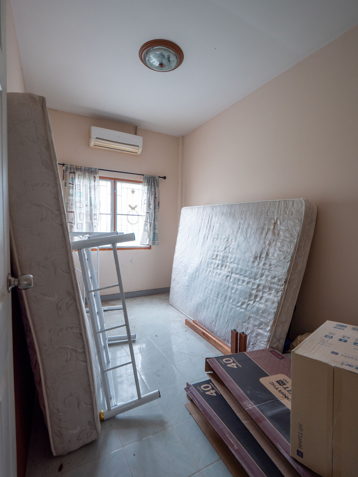 ขายทาวน์โฮมระยอง : #ขายทาว์นเฮาส์ #เมืองระยอง 26 ตรว. 3 นอน 2 น้ำ 2 จอด #ขายถูก 1.89 ล้าน สภาพพร้อมอยู่ ที่ตั้งตำบลทับมา ใกล้ถนนสุขุมวิท ติดถนนนครระยอง3 ซอยแหลมหิน-หนองมะหาด