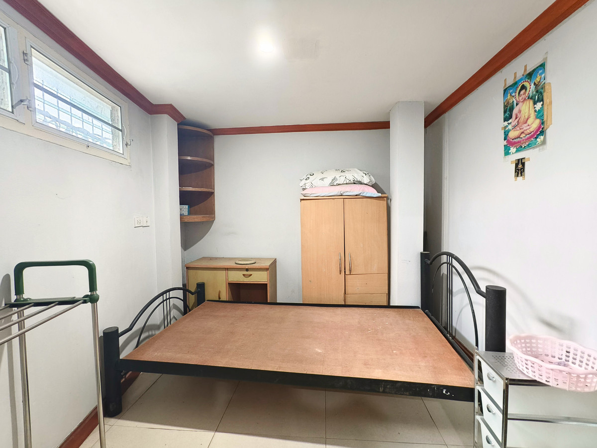 For SaleTownhomeRatchadapisek, Huaikwang, Suttisan : Twin house for sale, Supalai Ville Ratchada 32, width 10 meters, with bedroom on the ground floor. There is a maids room, parking for 4 cars, EV Charge, 4 bedrooms, 6 bathrooms, 51.5 sq m, next to a guardhouse.