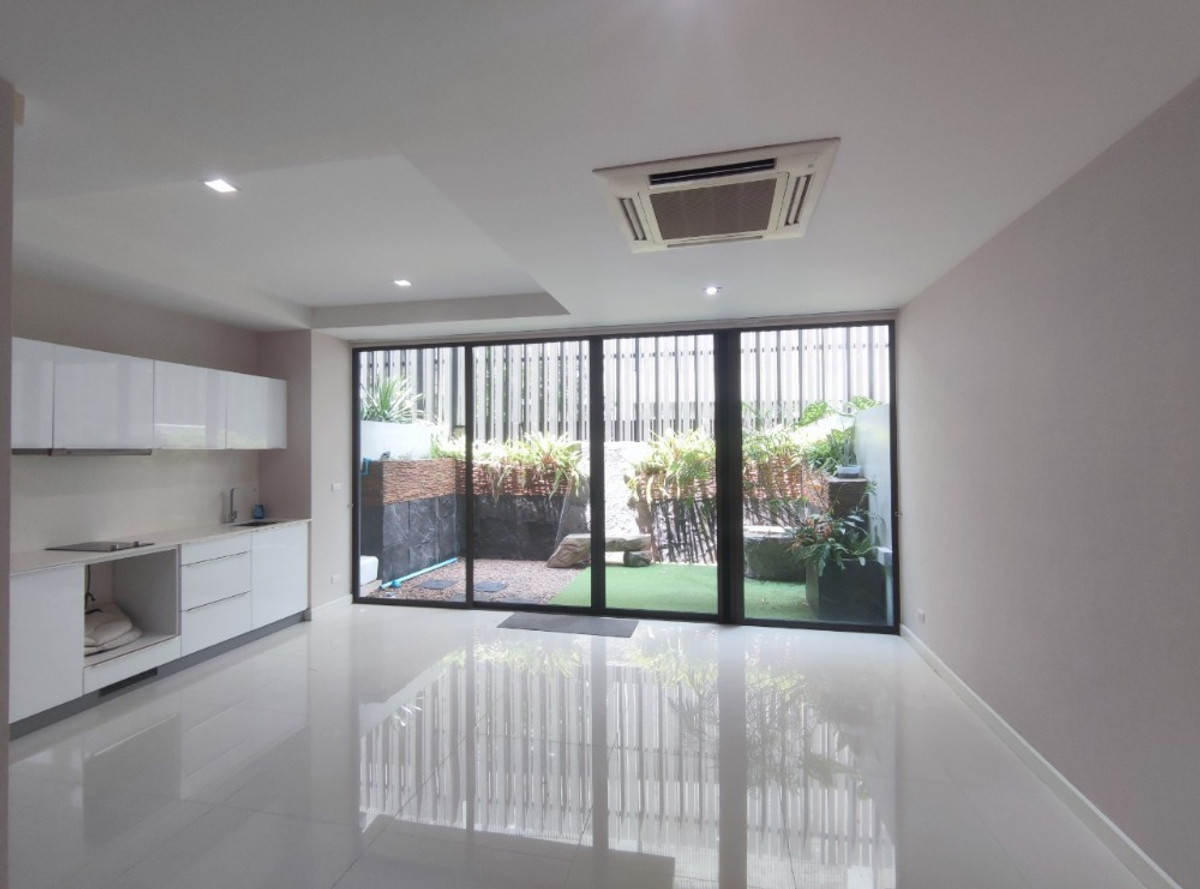 For RentHouseSukhumvit, Asoke, Thonglor : House for rent, Park Lane Ekamai, 4 floors, 3 bedrooms, near BTS Ekamai, near Gateway Ekamai.